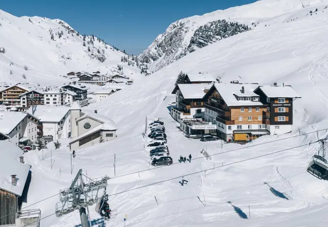 Das Sporthotel Enzian in Zürs aus der Luft
