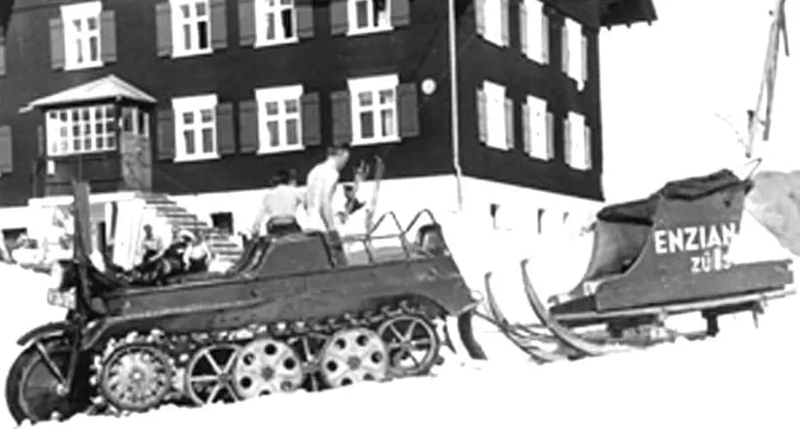 Kettenkrad mit dem Schlitten „Enzian Zürs“ vor dem Gasthof
